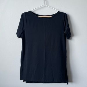 UNDER ARMOUR SHORT SLEEVE WORK OUT SHIRT SIZE MEDIUM